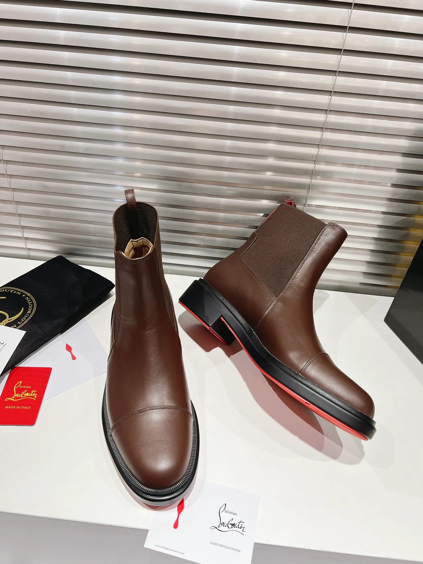 👟👟Ex-factory price 800👟👟 ╔Chelsea black nude boots╗ ·Top version customization·2024𝐬𝐬 Urbino Chelsea ankle boots are charming with smooth lines. The boots are made of black calfskin and feature a tonal rubber sole with the signature Maison Christian Louboutin Loubi red. This urban style features a heel tab and elastic side panels making it easy to put on 𝑪𝒉𝒓𝒊𝒔𝒕𝒊𝒂𝒏 𝑳𝒐𝒖𝒃𝒐𝒖𝒕𝒊𝒏 ▪️No matter the last shape, fabric, diamonds, nails, lining, outsole, they are all as close to ZP as possible... ▪️The original sole is specially provided by the original factory ▪️The lining is imported water-dyed cowhide ▪️Private customization time is about 3-7 days —————— Size: Men's 39M-47M